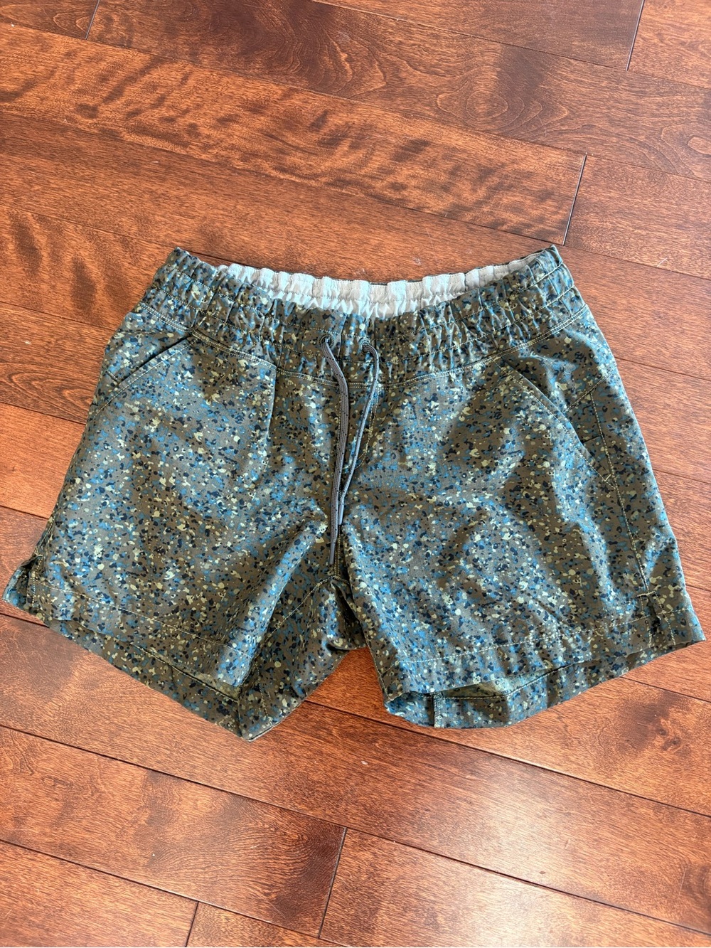 MEC Olive Green Speckle-Print Wanderwall Shorts - size 4